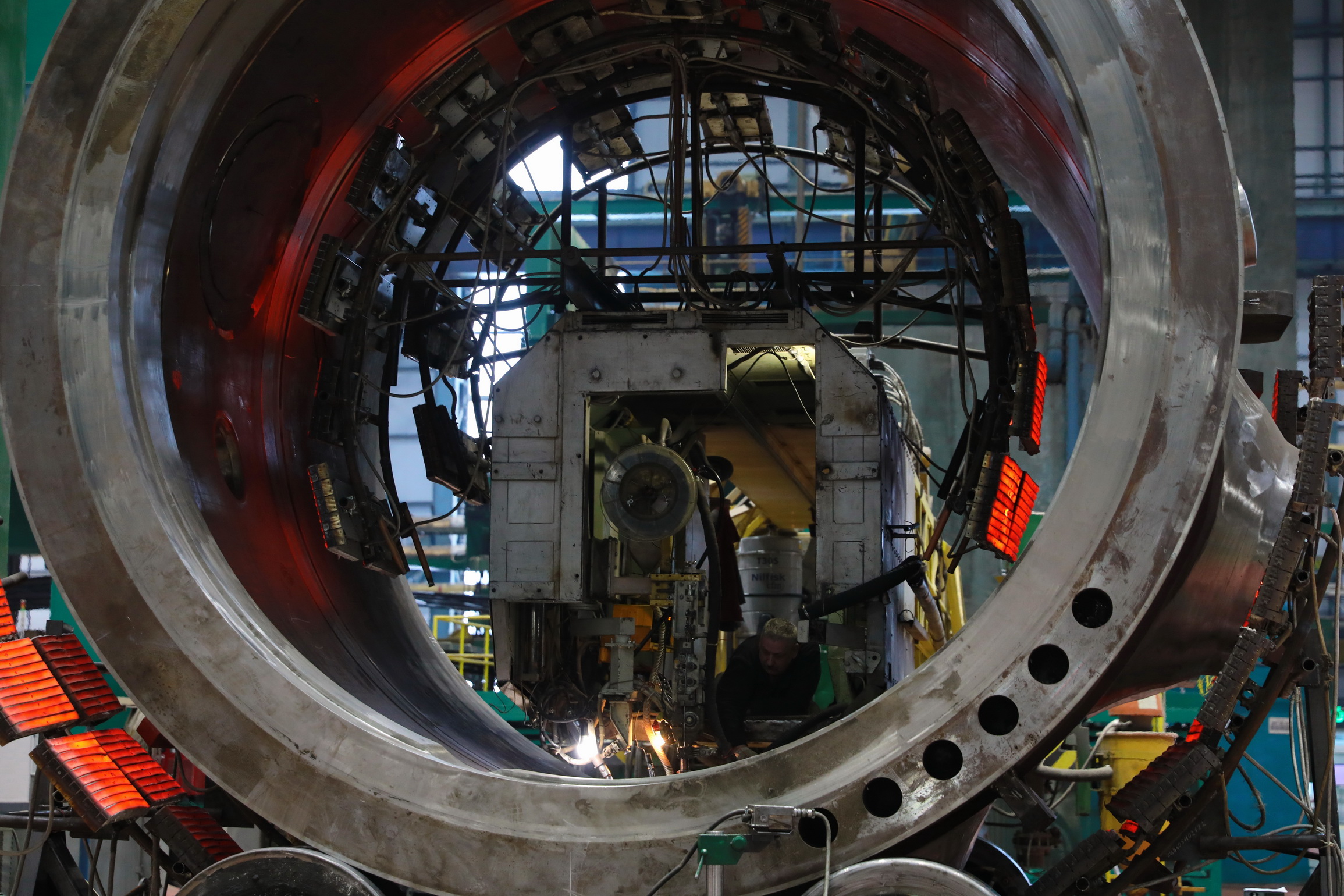 Welding of the upper semi-vessel of the reactor for Tianwan NPP has been started at Atommash